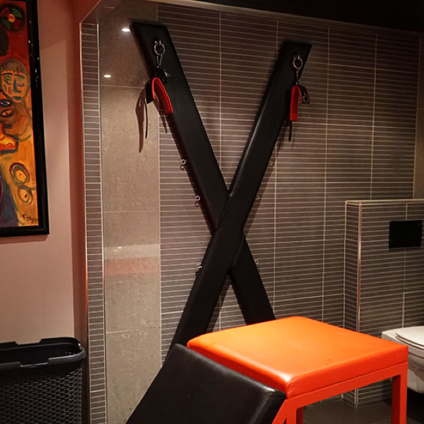 Andreaskreuz Swingerclub Farell Lounge